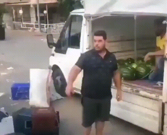 以前练杂技的，不转一圈膀子难受