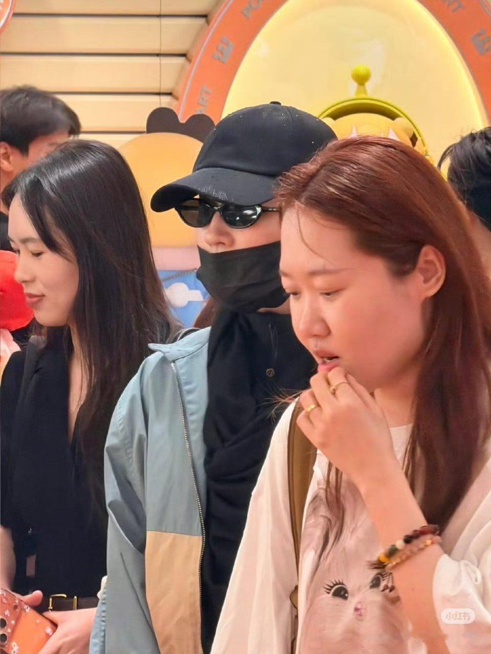 泰国偶遇刘亦菲逛街阿姨演我看到刘亦菲泰国清迈偶遇刘亦菲！好羡慕！原来美女也喜欢逛