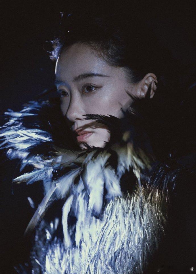 张小斐 魅魔张小斐身穿重工黑羽装，优雅从容中带着致命诱惑，宛如女爵般矜贵，这样的
