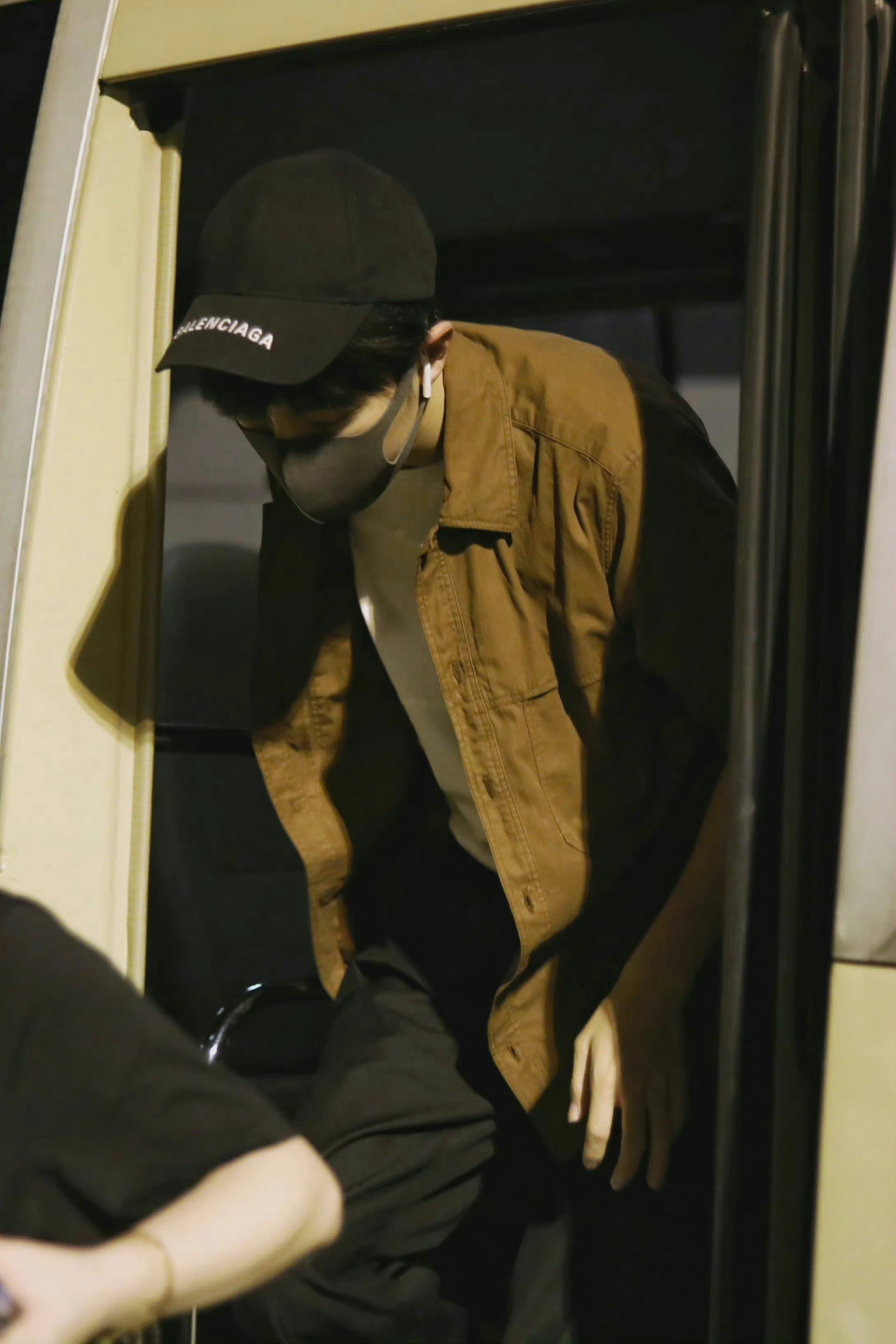——ʚ₁₀₀₅ɞ—— 肖战 190724上海✈️北京 口罩也挡不住的帅气！愿你如