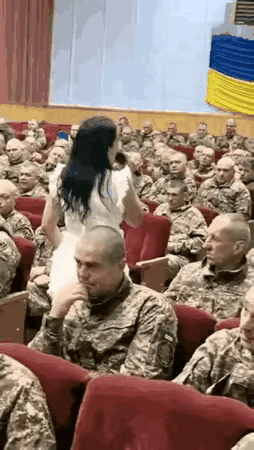 乌克兰歌唱艺术家慰问前线官兵演出现场：这年龄、这表情、这心事重的样子，是唱的不好