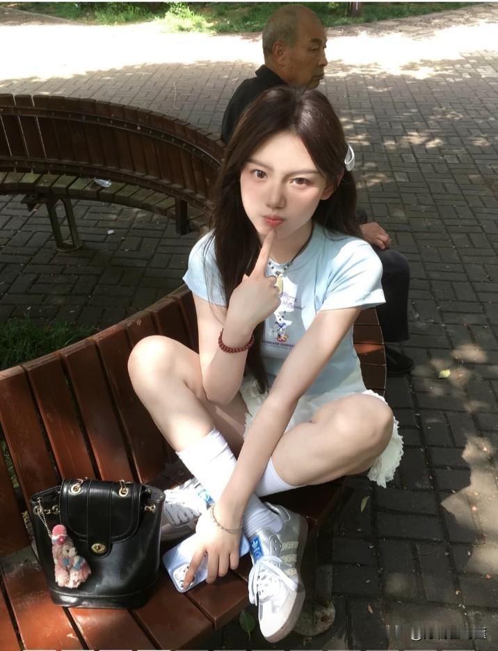 2026年8月4号15：59有个老太婆说看到别人的天台上面，特意说是透视镜！！！