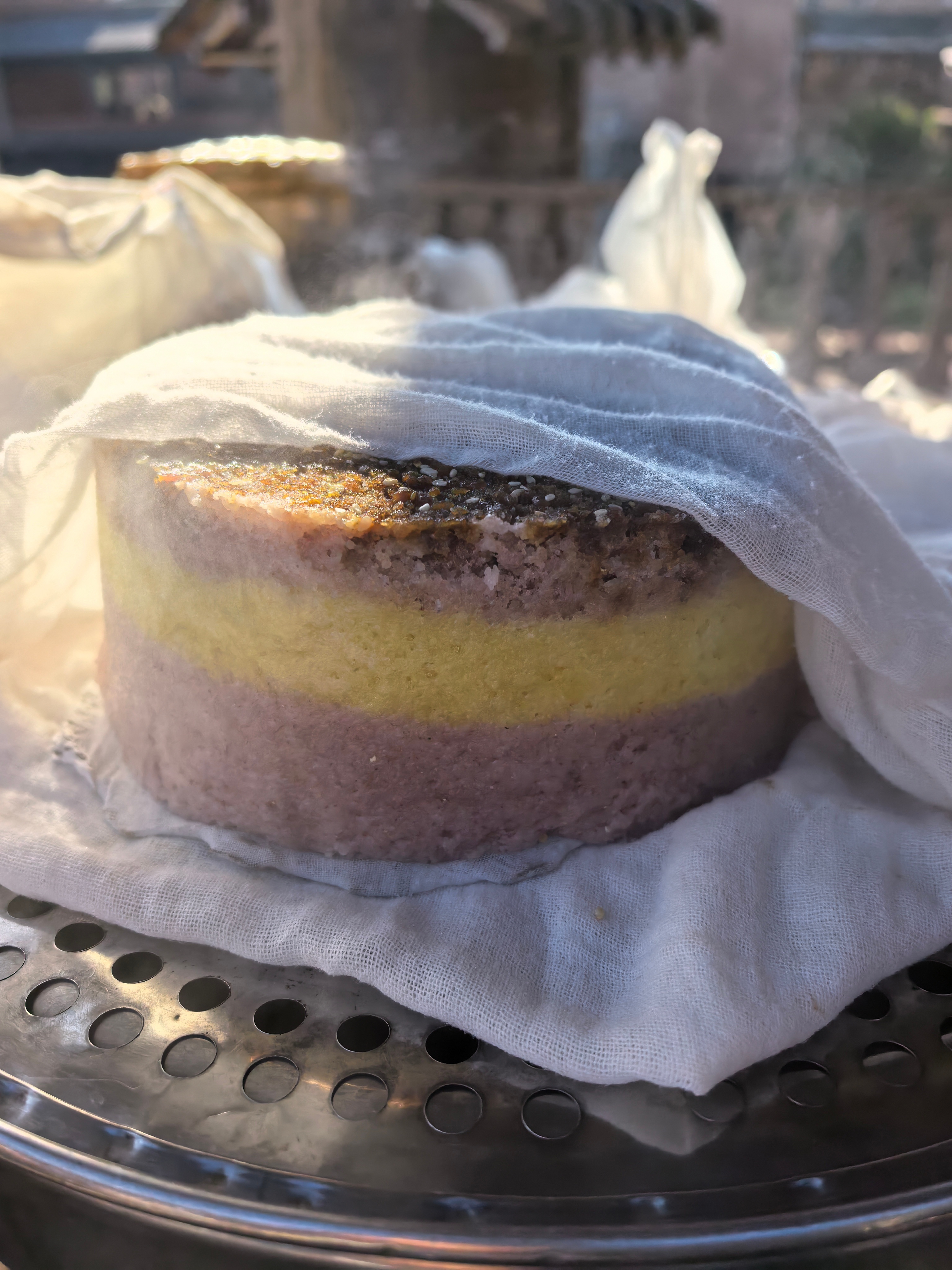 踏入云南普洱市的那柯里，首先映入眼帘的是那一块块被岁月打磨得光滑锃亮的青石板。它