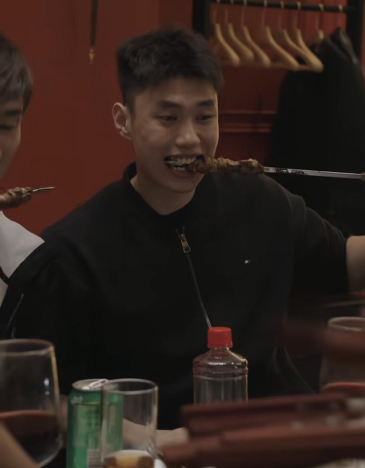 鲁吐布拉回新疆打此赛的时候，自掏腰包，热情地用烤全羊，烤肉款待宁波全队。席间，鲁