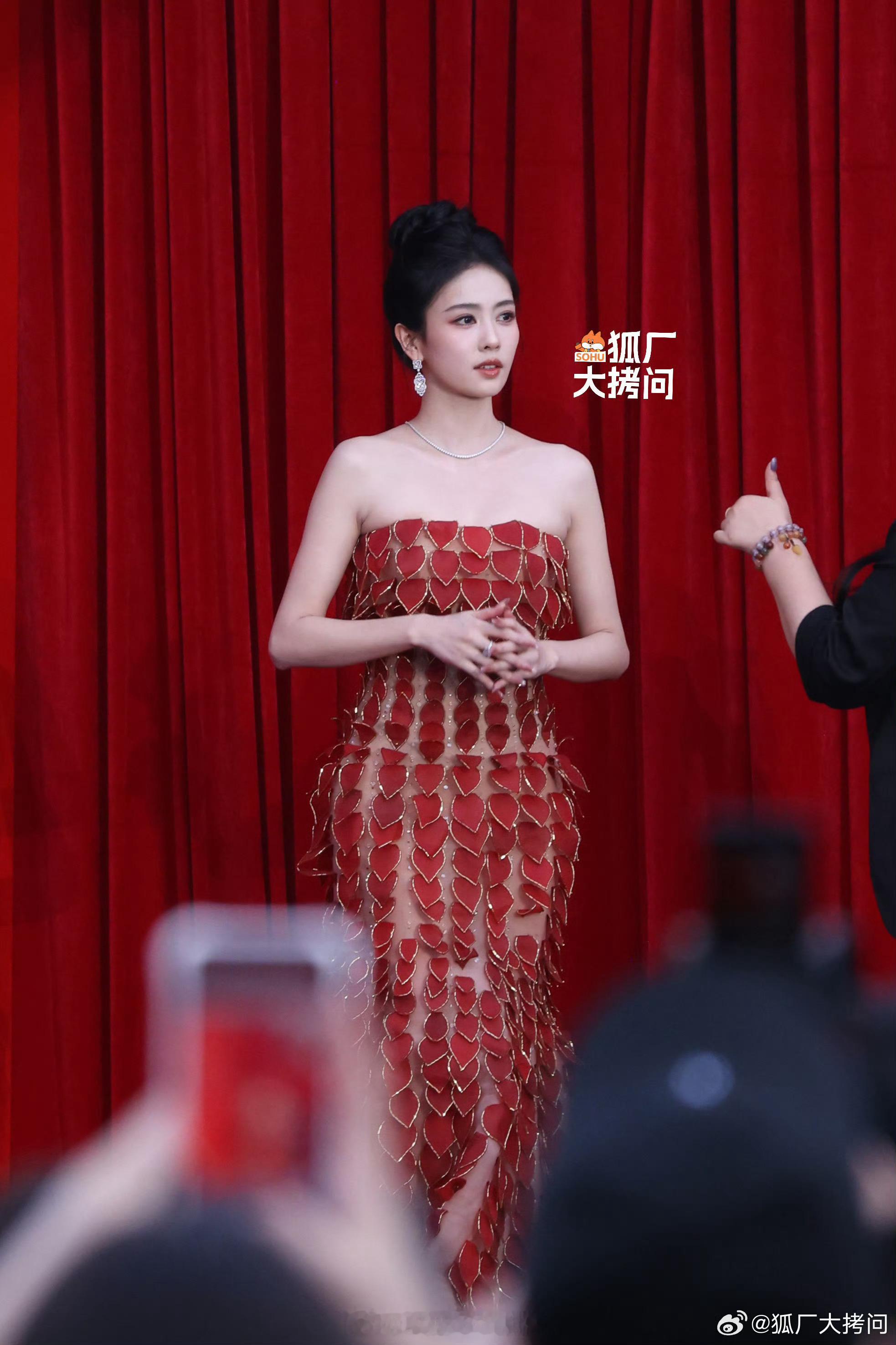 白鹿参加芭莎之夜 状态拉满了，红裙又飒又野[哇] ​​​