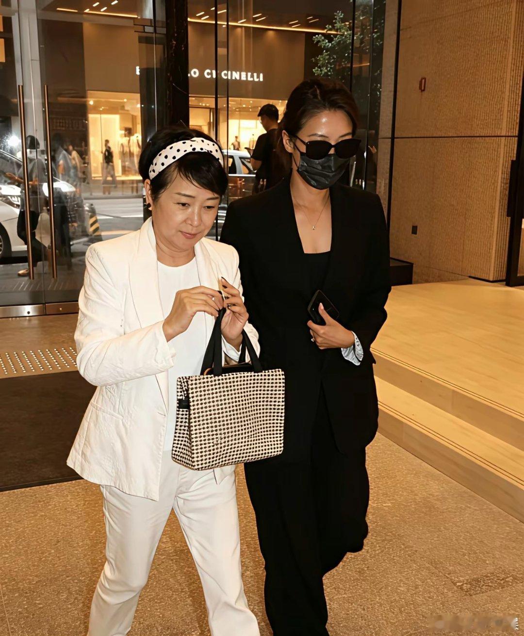 谢贤去世后，狄波拉和谢婷婷首露面，母女俩神情哀伤！7月20日，谢贤去世，狄波拉和