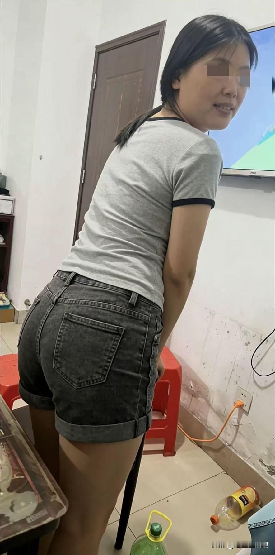 天气热了，准备带老婆去公园里面转转，可是她非要穿短裤去，我说有蚊子咬还是穿长裤吧