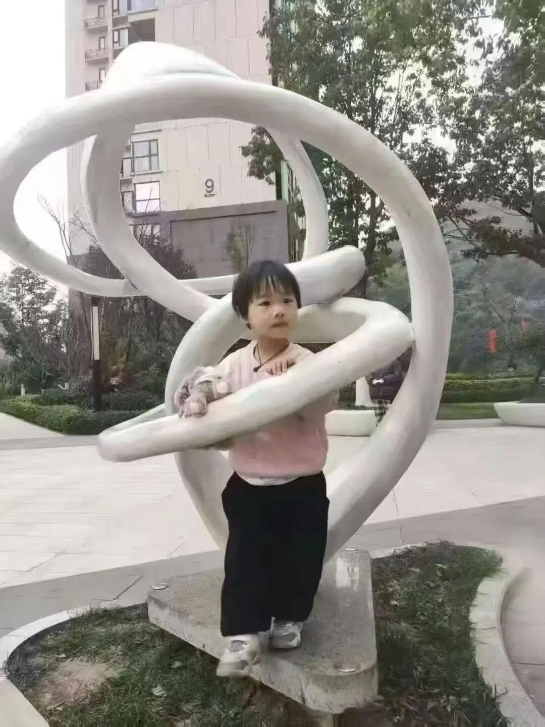 10月15日，辽宁朝阳市建平县黑水镇，一名4岁女童在车内睡醒后翻出车窗失联。当地