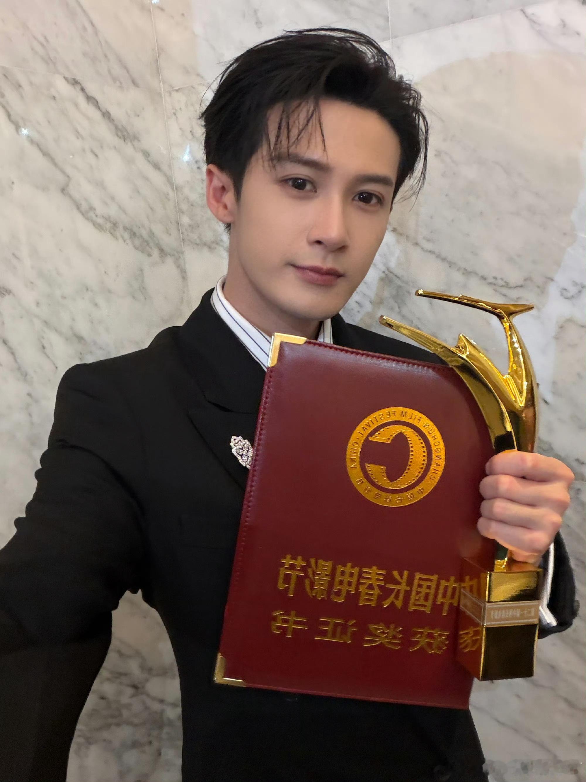 檀健次晒最佳男主角奖杯证书檀健次得奖实至名归，新晋影帝太帅了😎希望檀健次多多拍