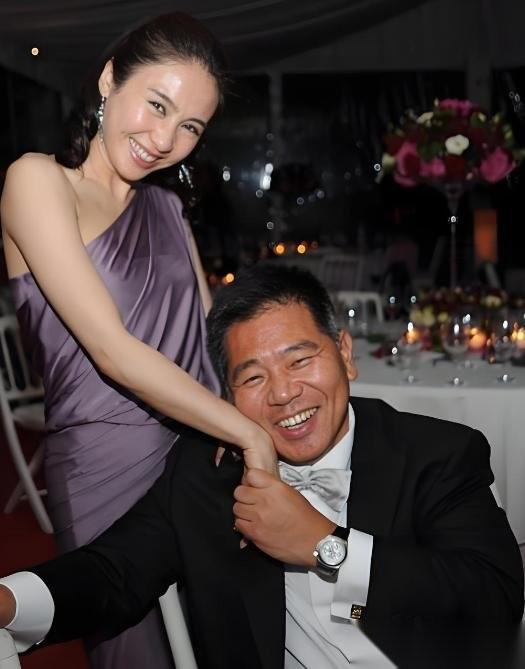 瘸腿富豪马廷强追了6年黎姿没有追到手，2009年，38岁的黎姿走投无路，哭着找到