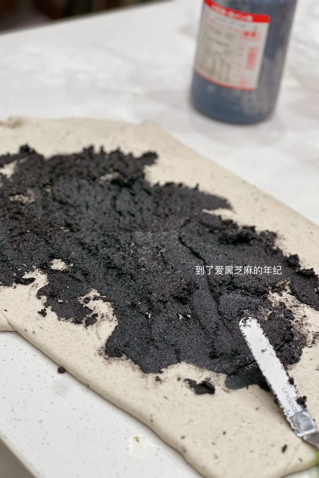 每年暑假、必做包子、馒头的 这次的酱肉包加了豆瓣酱、味道很满意 黑芝麻...