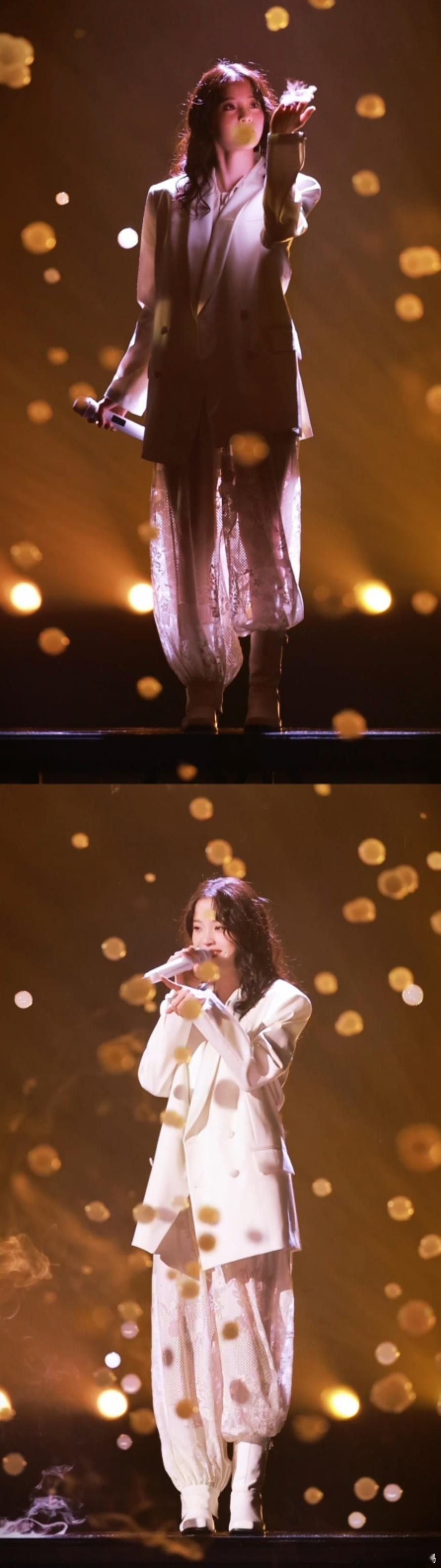 欧阳娜娜舞台落了一万个泡泡 欧阳娜娜《青春呐》的舞台也太会了！漫天泡泡从空中往下