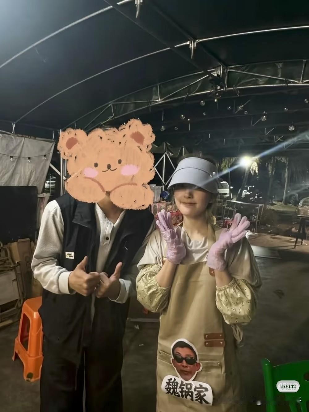 赵露思也挺忙的
前几天天才参加王鹤棣的演唱会
一转眼就跑去摆摊卖蛋烘糕。这是上得