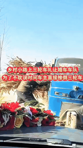 又是山东人！
这几天被山东的这位三轮哥刷了屏！
因为农村的乡间小路窄，大哥开三轮