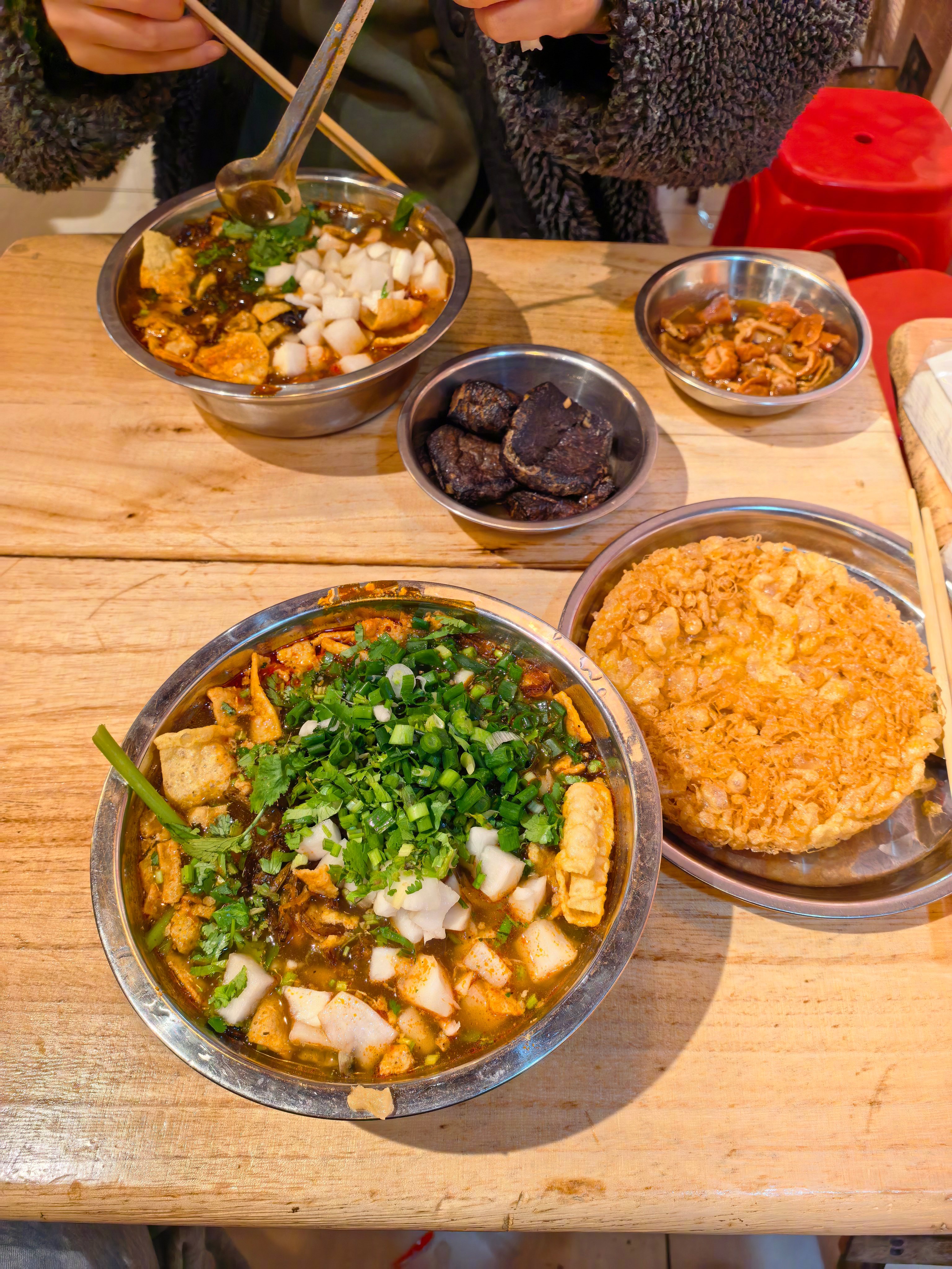 刚下班，陪媳妇吃个螺蛳粉，柳州本地朋友看下地不地道。 