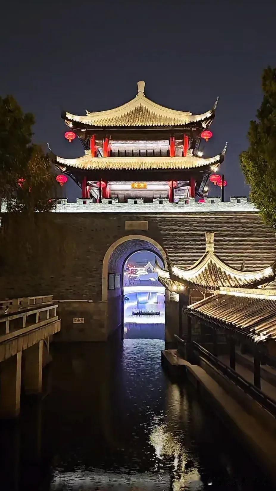 古风建筑夜景，水光倒影，如梦如幻！城楼美景 古城，夜景好美 湖心亭观夜景