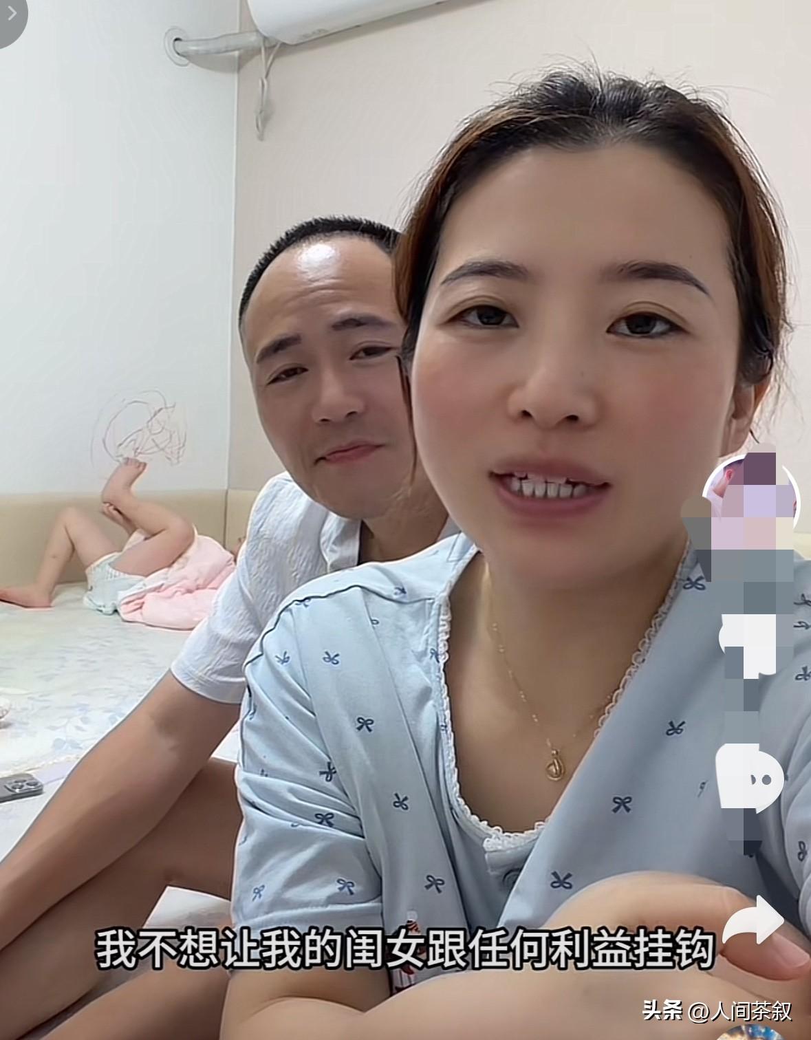 小韩老婆应该是辞职了，有网友在评论区问小韩老婆干啥工作，小韩回复的是之前是编外的