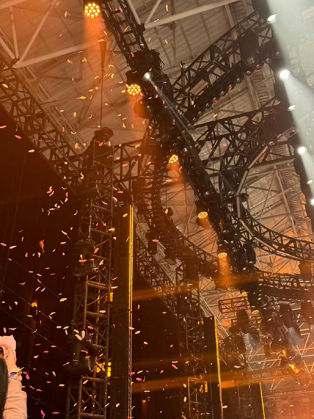 一秒穿越PEL魔法秀场  水晶为甲，剑光为誓，他是从童话裂隙中走出的王子殿下。 