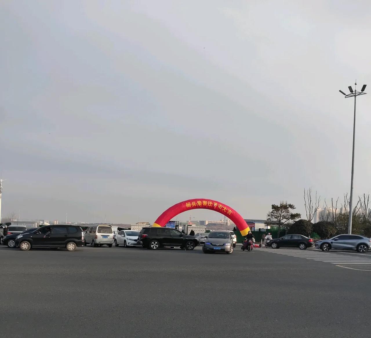 即墨区龙泉街道杨头大集今天正式在新场地赶集！现场举行了开集仪式，还请了柳腔剧团唱