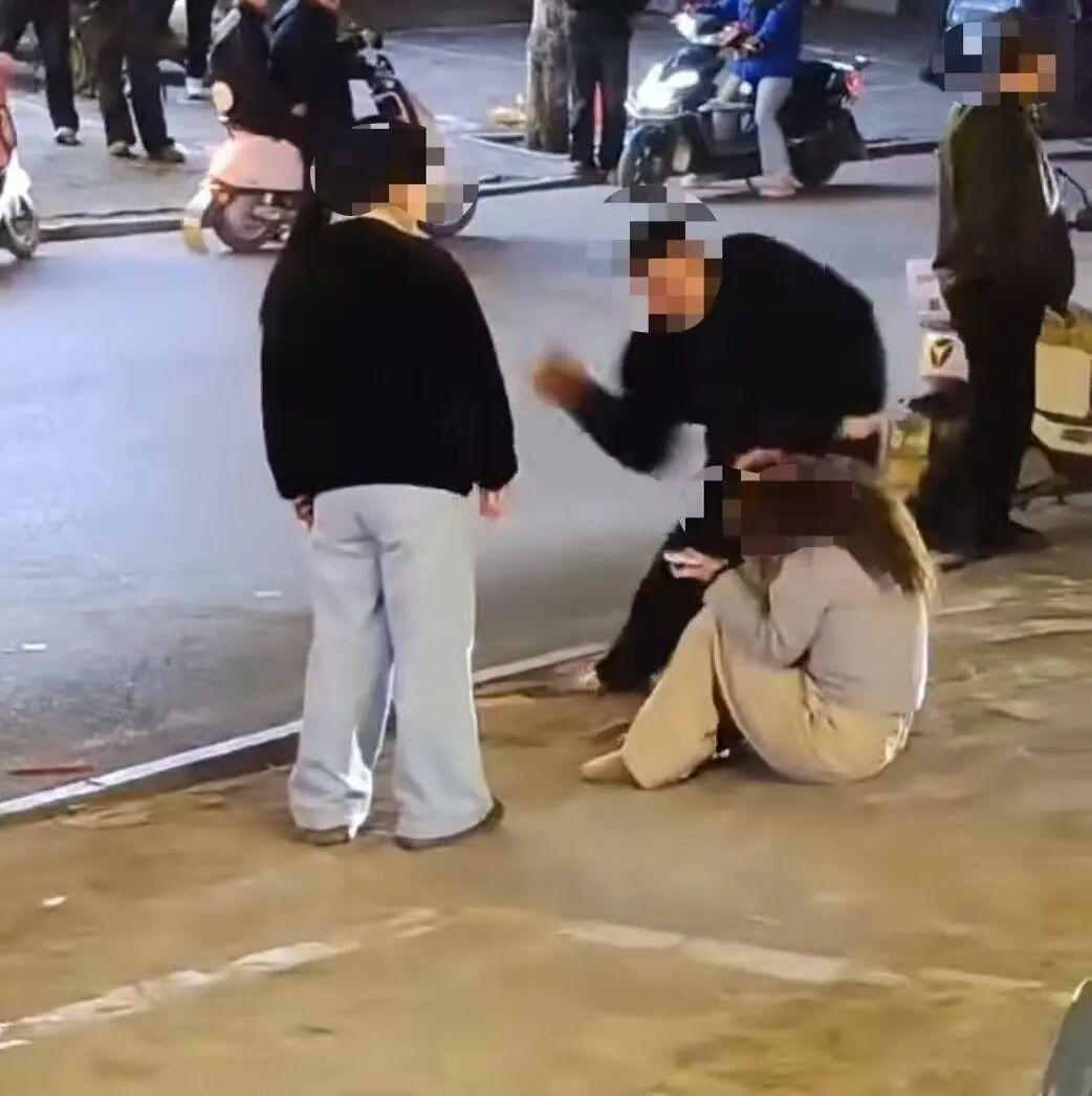 【#谁给了打人夫妻施暴的底气#】 #法治社会不容暴力横行# 对“夫妻当街殴打15