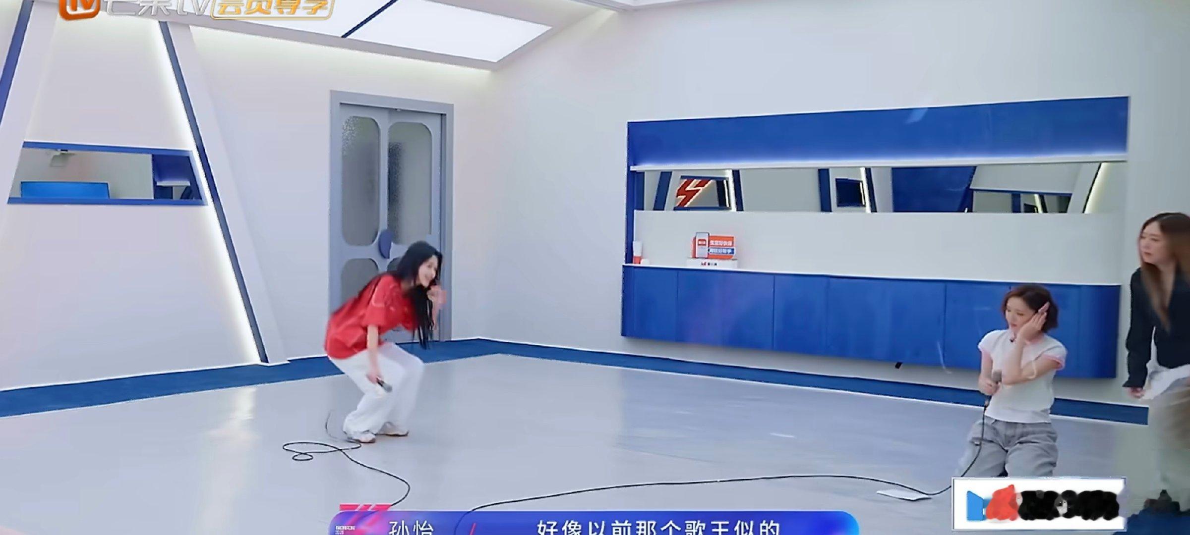 孙怡唐艺昕捂耳朵唱歌大法唐艺昕跟着一起捂耳练唱，小动作做得又认真又俏皮乘风202