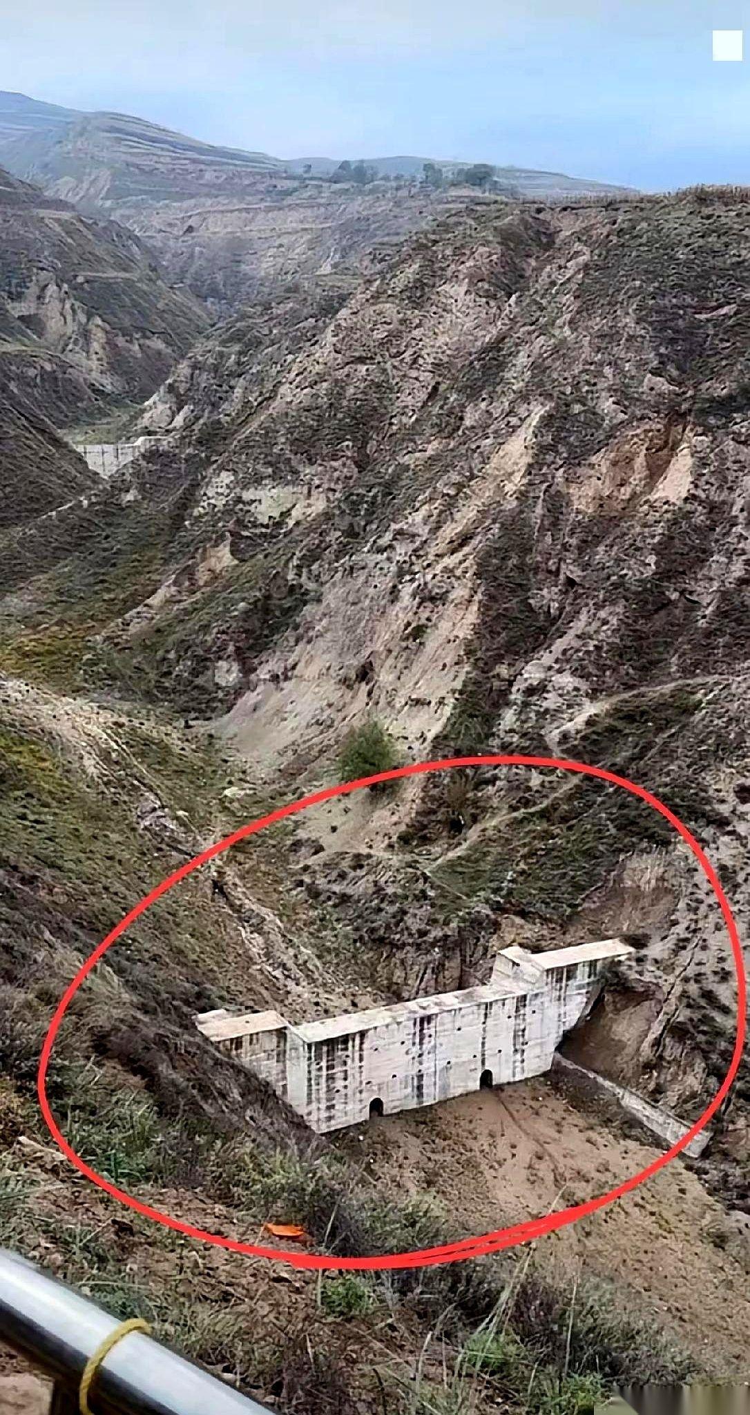 第一眼看到这图，我跟你们想的一样。
钱是真多啊，烧的吧？一条快干死的河，修这么大