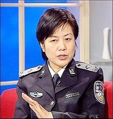 犯罪心理学家李玫瑾教授建议：
“凡是扶了老人被要求天价赔偿的，在老人拿不出任何证