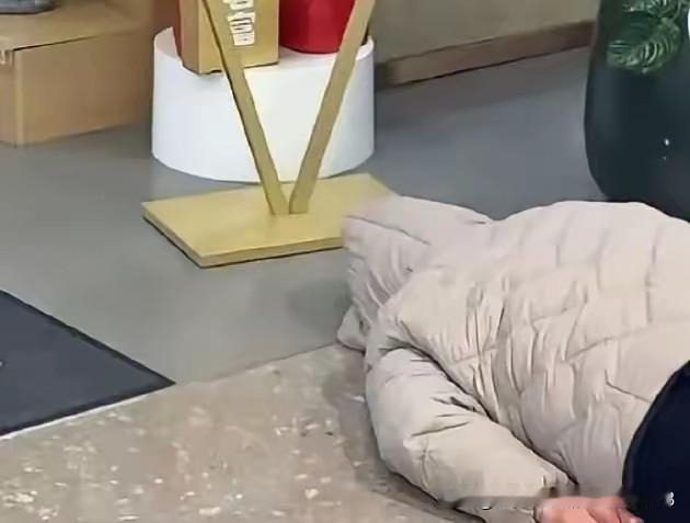河南，真是碰到狠人了！一女子躺人家店门口，头部用帽子盖住，整整赖了4天趴地不起。