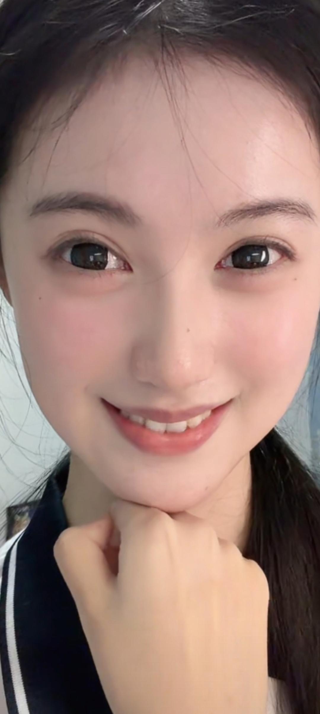 这位小姐姐在微笑，好可爱！