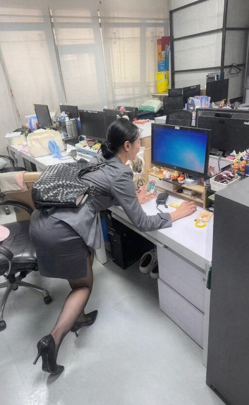 马上到了下班时间，关闭电脑的那一刻。