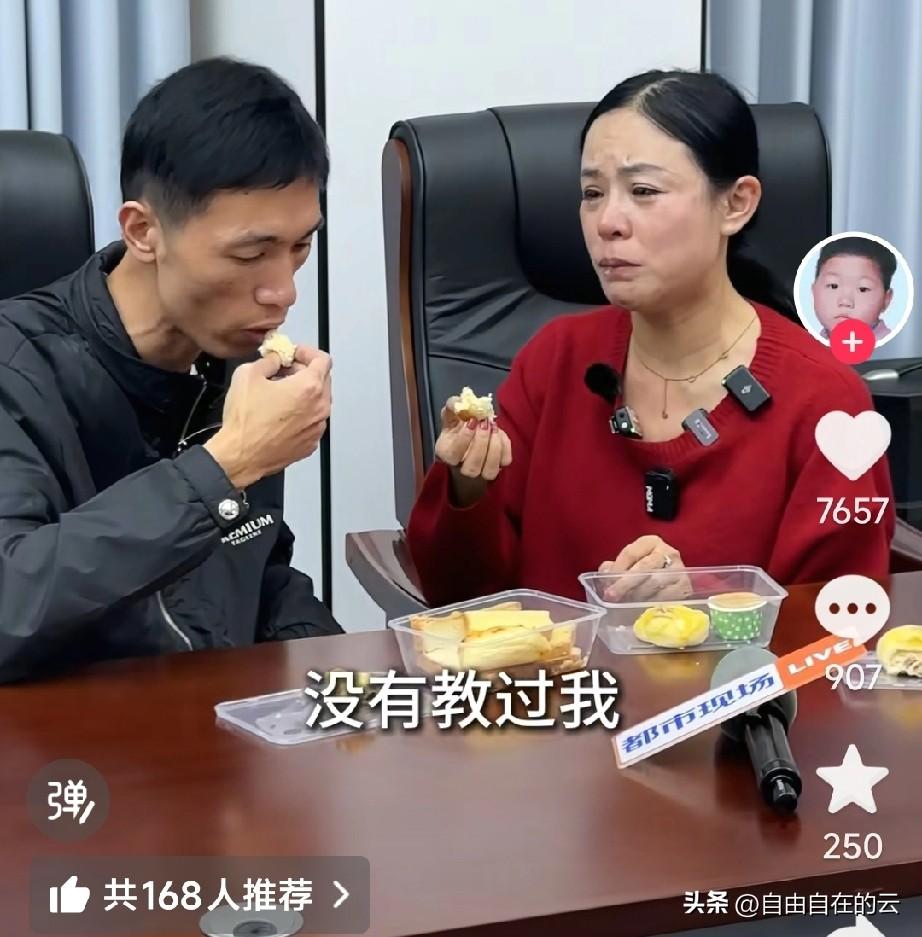李鑫被老婆婆拐走的时候7岁，他姐姐11岁。有网友就说他姐姐一直在找他，他为什么没