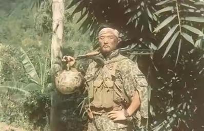 1985年，我军侦察员隆志勇乔装过境侦察，与巡逻的越军擦肩而过被认了出来。越军扭