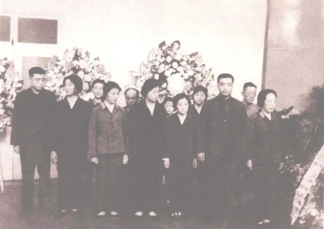 贺龙夫人薛明及其子女在为贺龙守灵、志哀。