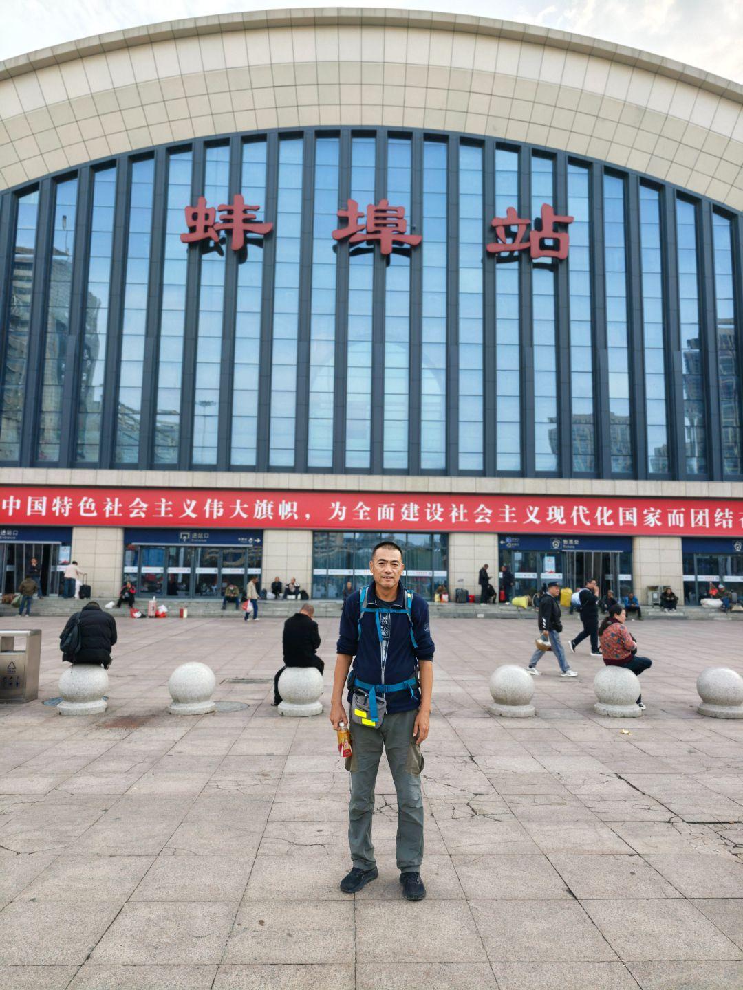 53岁的丁洪生为何要在忙碌的生活中选择徒步1500公里回老家？这一路上发生了哪些