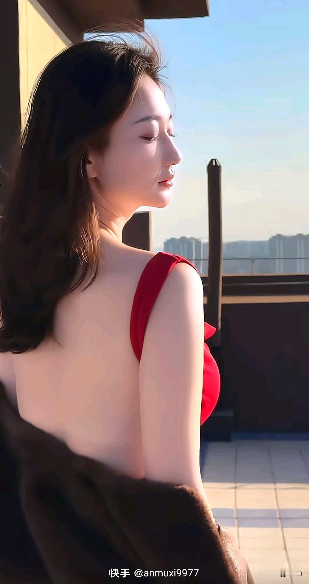 靓丽美女，侧面更迷人。