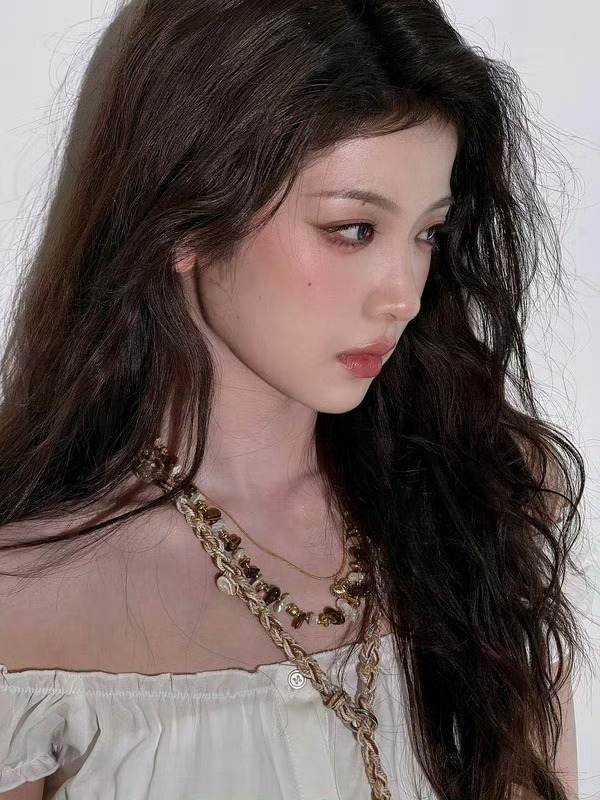她真的很想摆脱小白花，风格变得快认不出来了 ​​​