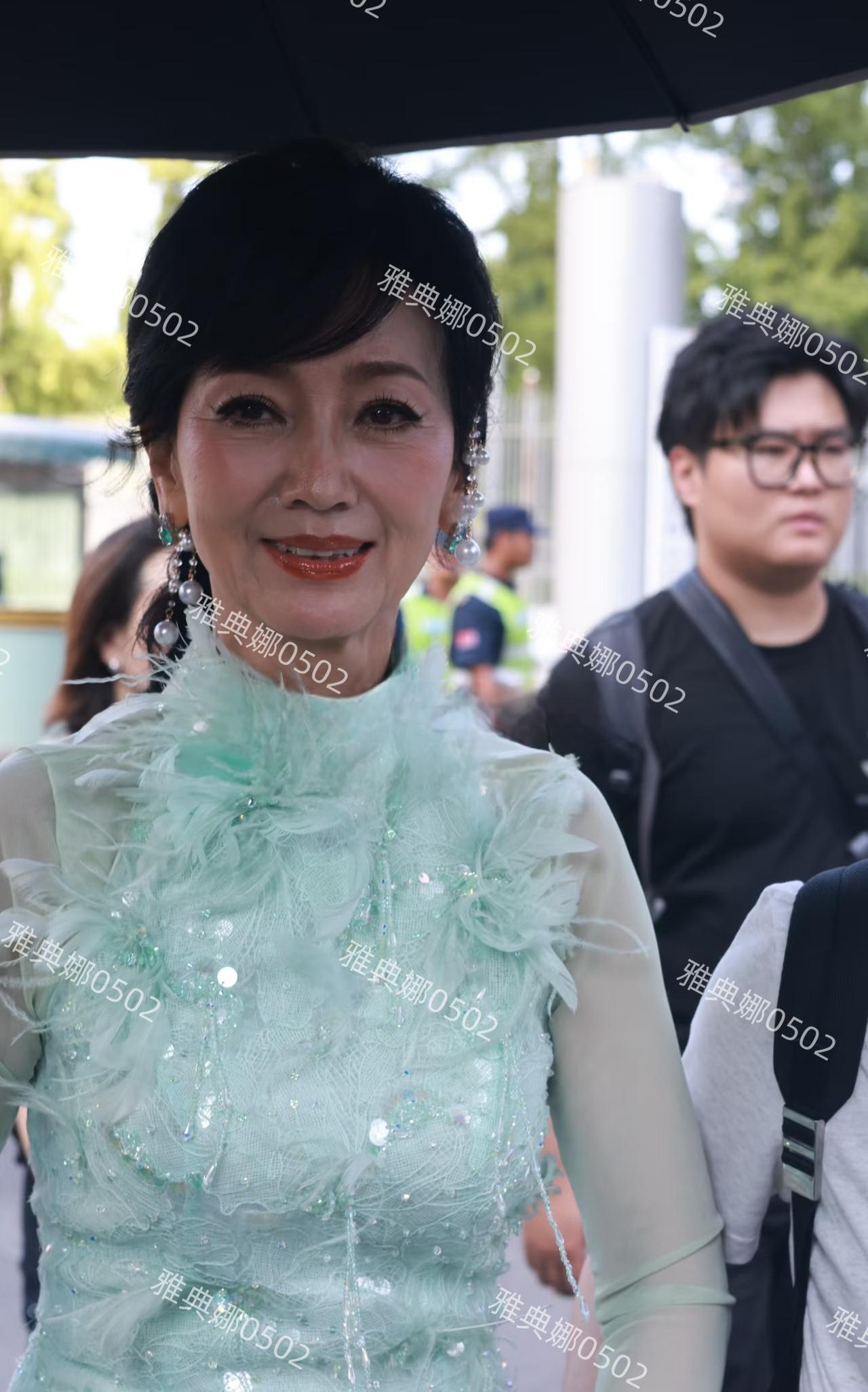 赵雅芝现身北京录制央视中秋晚会，72岁的她本人虽然没有照片那样年轻， 但她身材苗