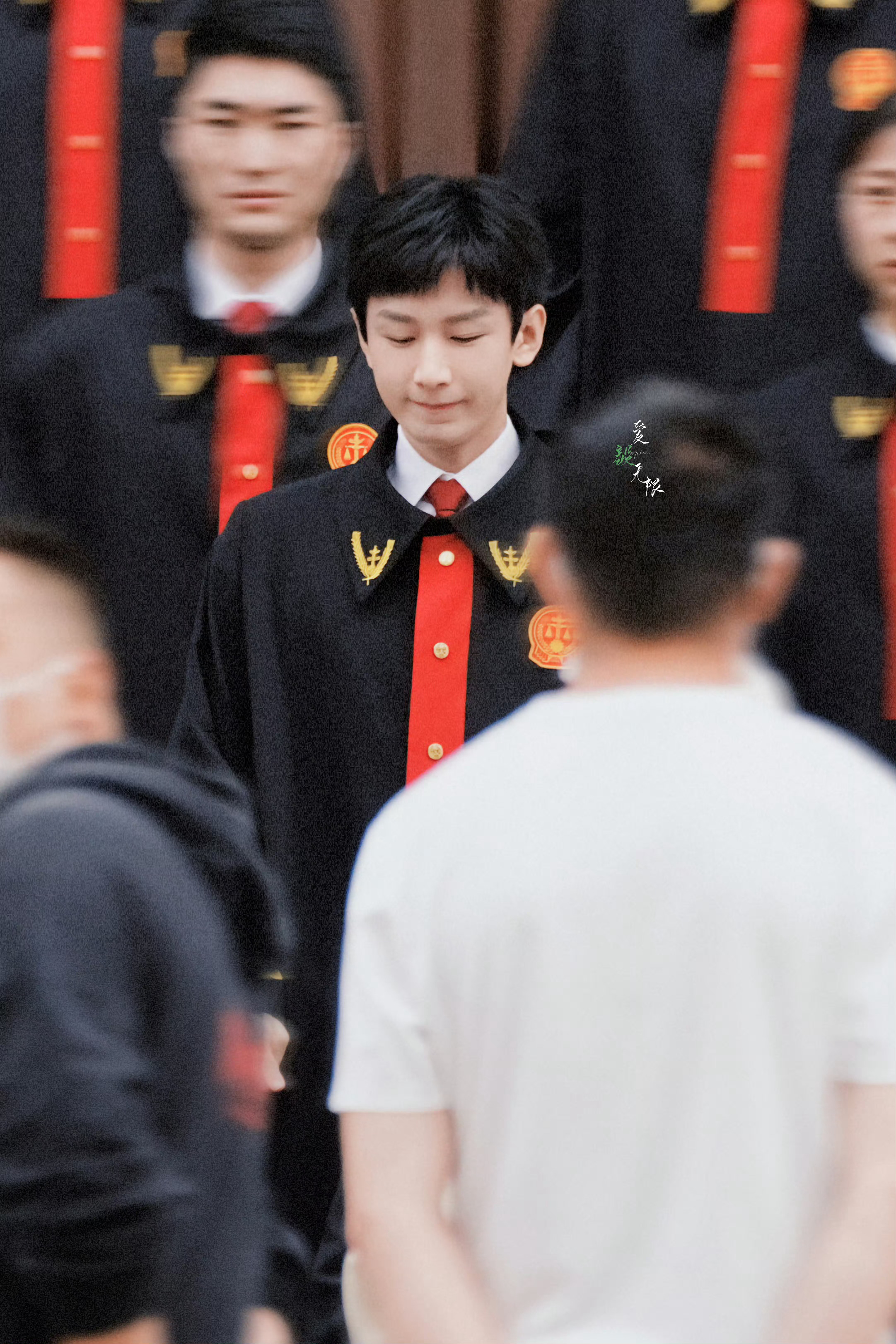 穿法袍的周亦安，又正又帅体制内男友，超有魅力~~~ 