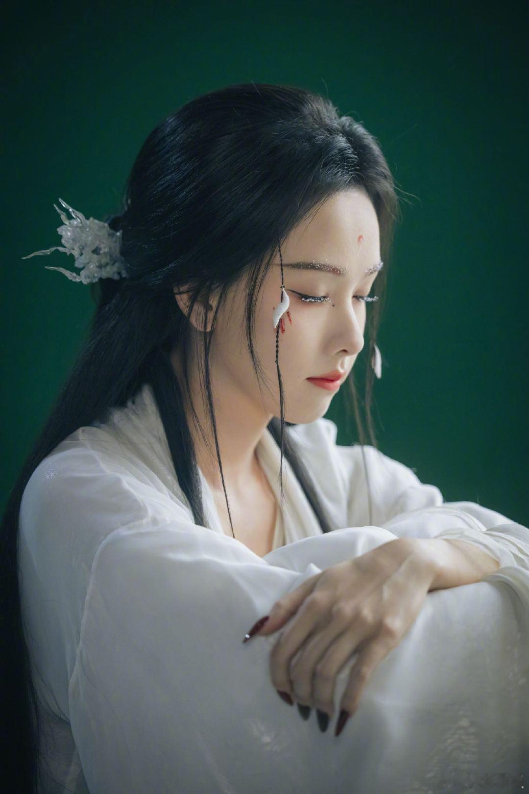 陈都灵感谢粉丝们的托举 陈都灵发长文告别雾妄言 见过很多感谢粉丝的场面话，但陈都