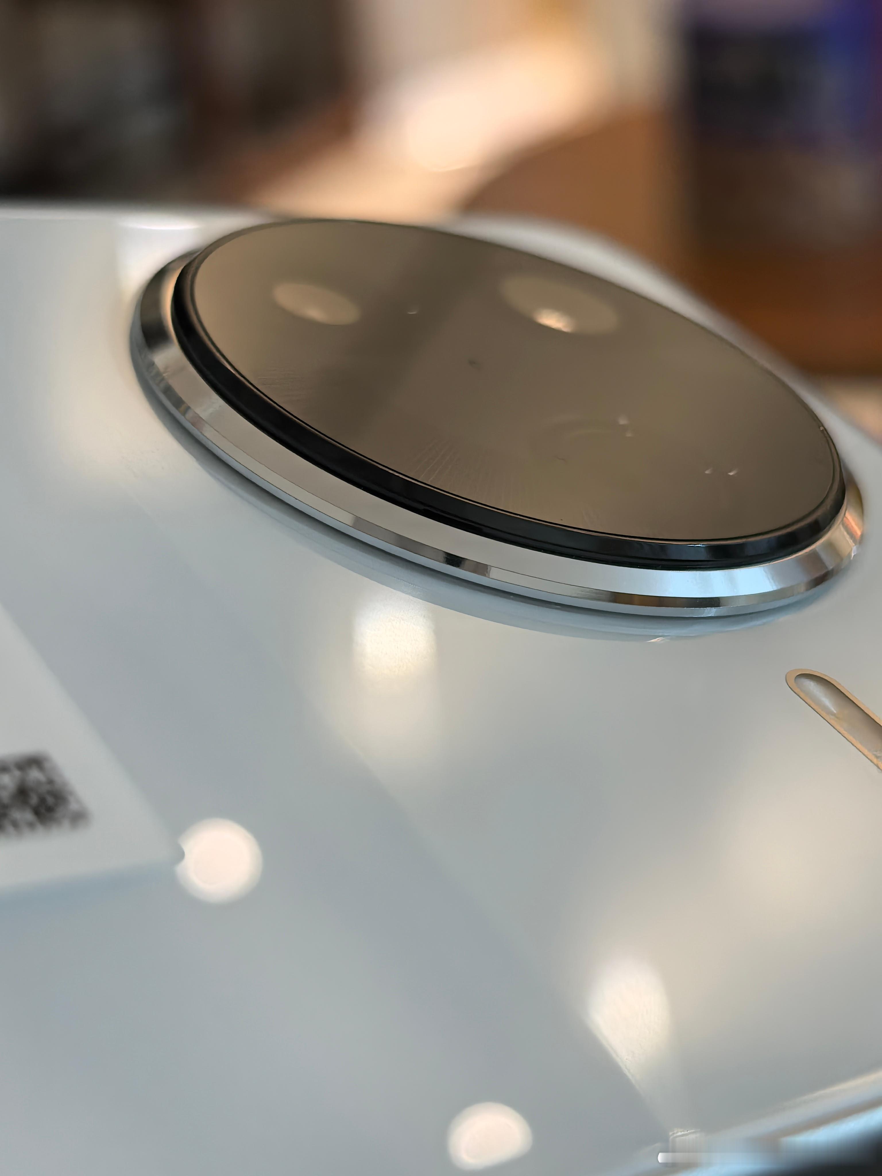 红米K80手机壳，开了一个小洞，是为了散热吗？ 