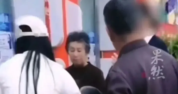 女子称用轮椅推患病亲属到银行取钱被拒：病人急需入院治疗，因病不能说话，银行以“非储户真实意愿”为由拒