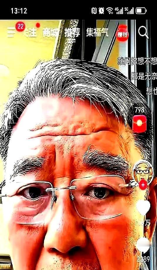 73岁老戏骨直播转账给儿子，突然捂脸痛哭，全网震惊。
他儿子做艺术品拍卖，疫情后