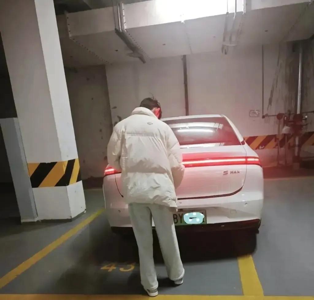 看得真让人心里憋屈。
真的很心疼

        16岁的半大孩子，爸妈前后脚