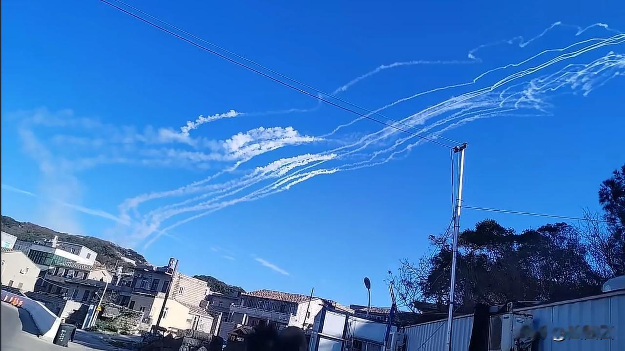 第二日局势：火箭弹打击基隆高雄外海30日演练进入第二天实弹发射阶段，据台军消息，