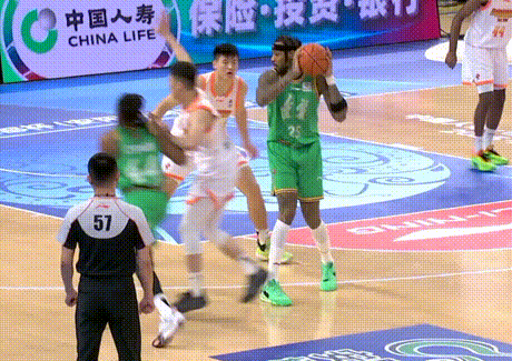 莫兰德回到辽宁队真愿意卖命了，内线防守全靠他撑着，可惜爱持球耍酷的毛病依然没变，