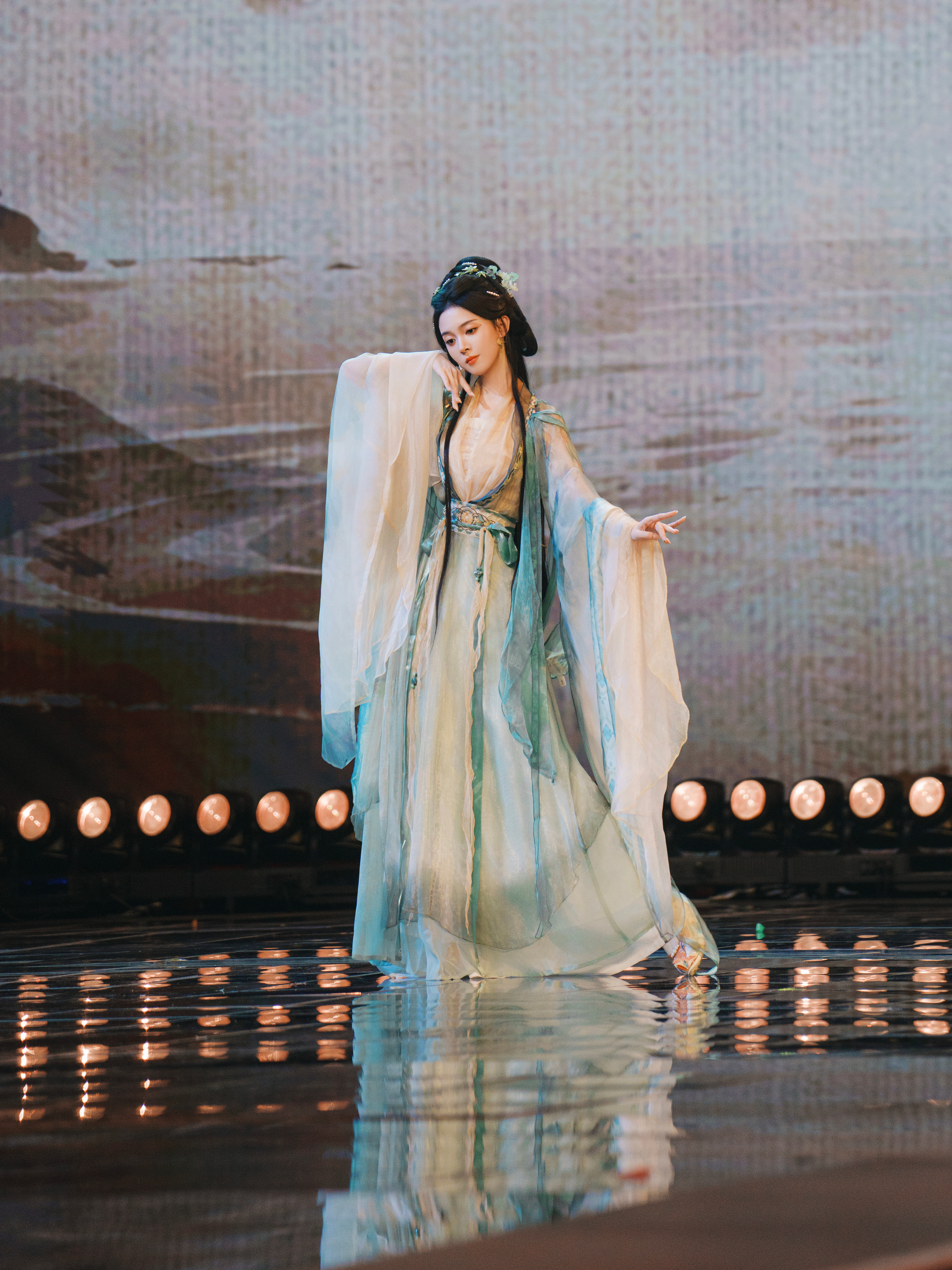 陈瑶  衣袂翩跹如蝶舞，鬓边花影映春风，此间风骨，胜却人间无数。 