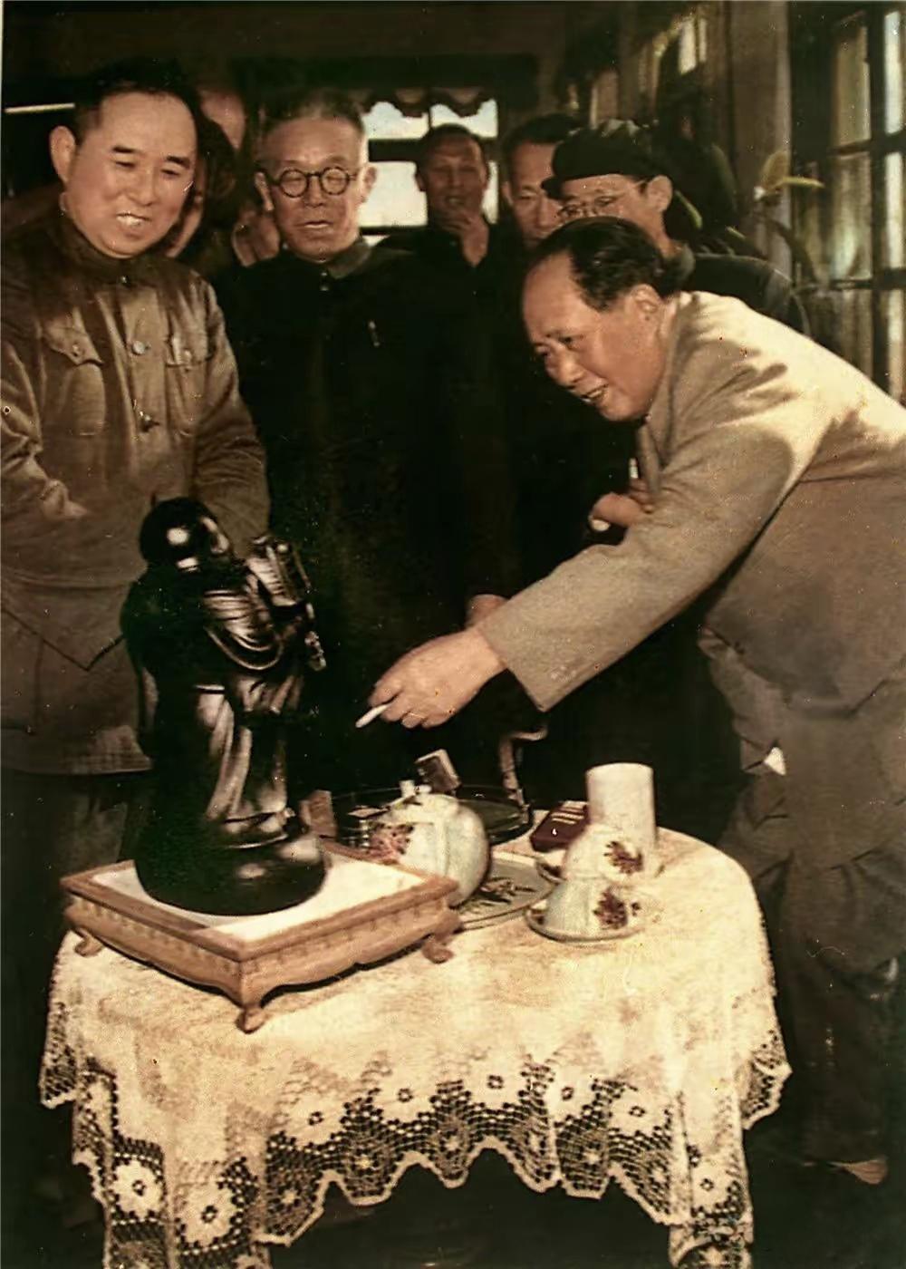这是1958年2月13日，毛主席视察抚顺西露天矿，在会客室看到用抚顺特产煤精雕刻