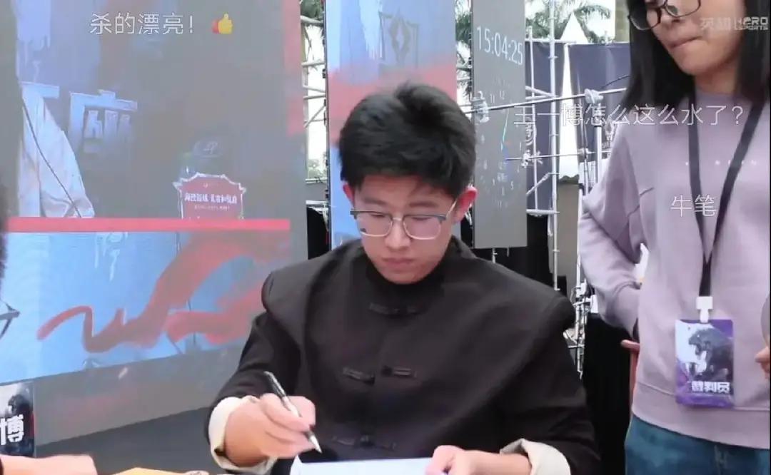 30岁老炮连下3盘，16岁天才哭了
 
慢棋拖进残局，车马炮归边，何文哲68%的