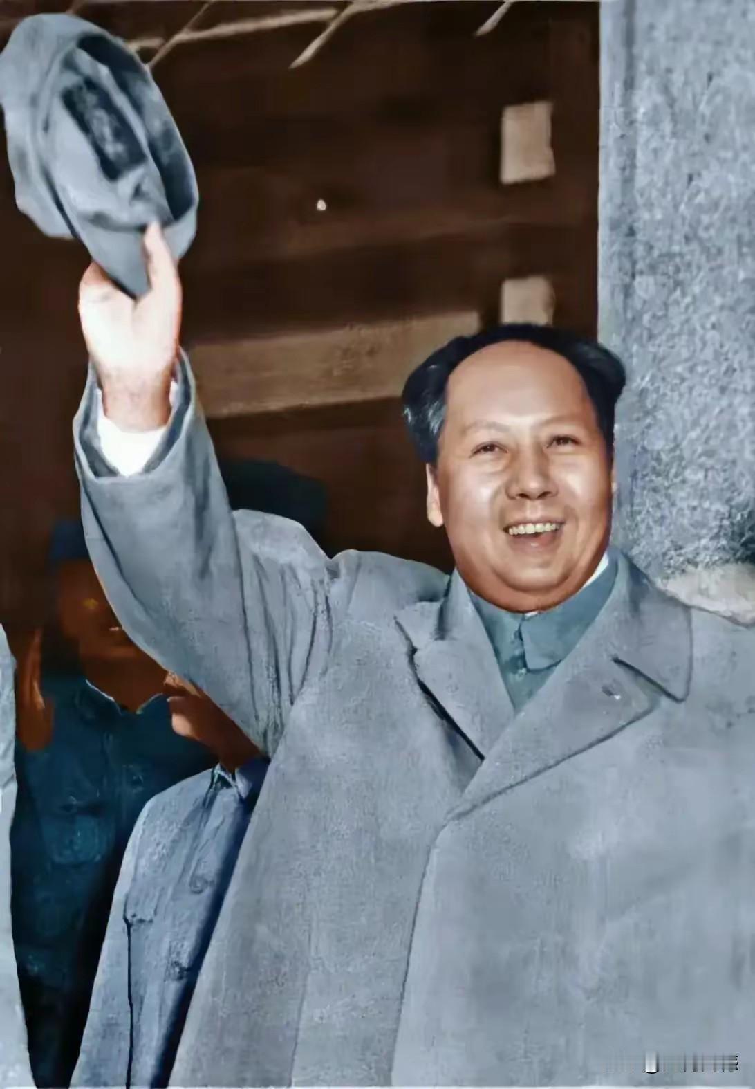 老人家的这张照片，对我来说也是第一次看到，老人家穿着风衣，手里好像是挥舞着帽子，