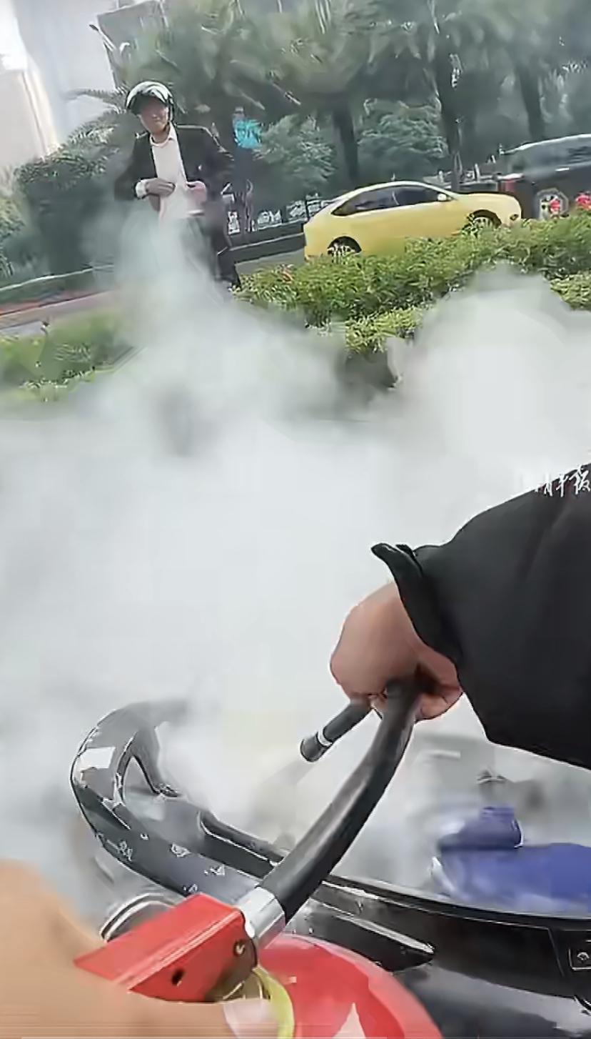 前天在南宁街头，有辆电动车突然冒烟起火。正好一位外卖小哥路过，他立马停车，冲上去